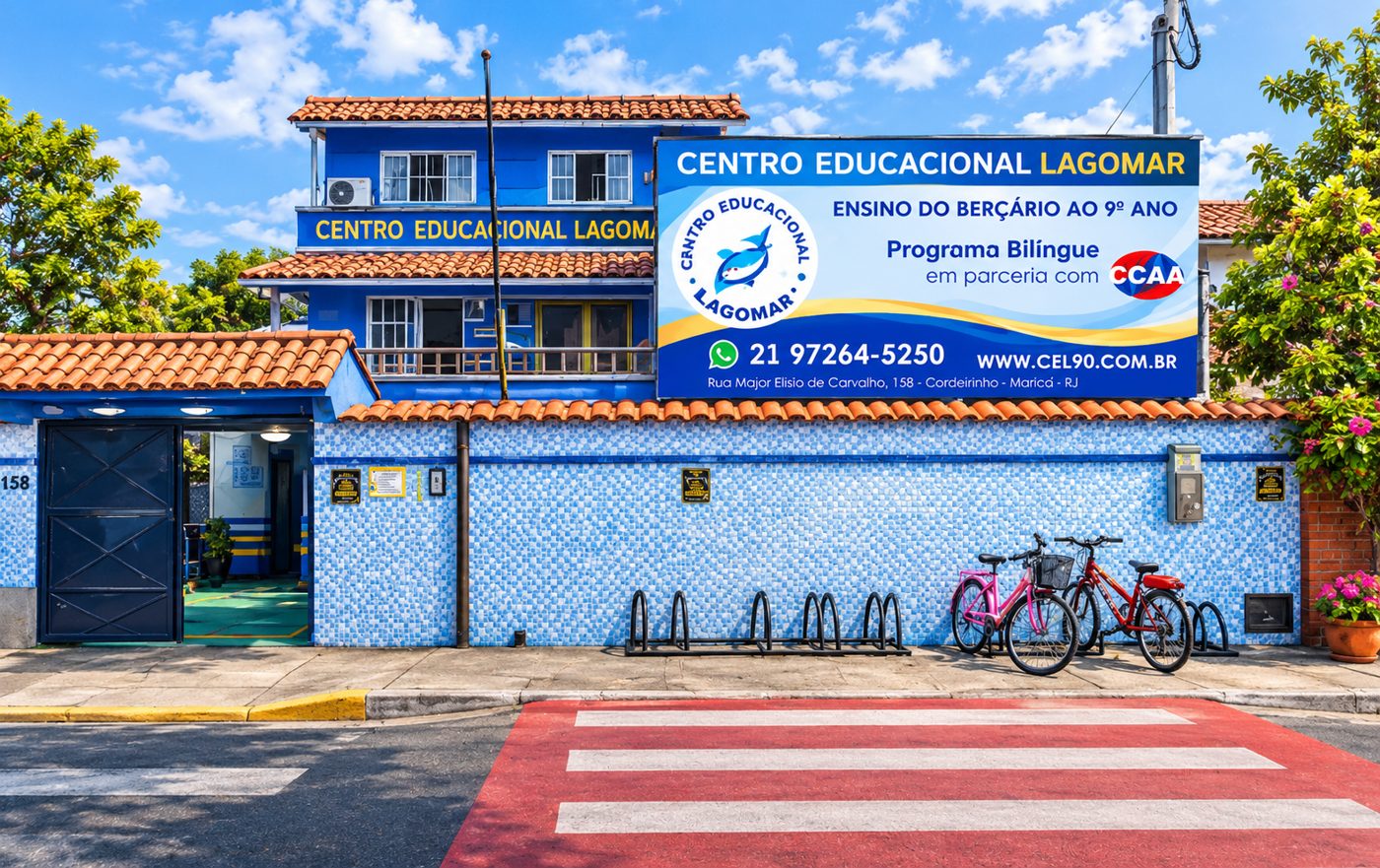 Fachada do Centro Educacional Lagomar, com a placa do programa bilíngue em parceria com o CCAA